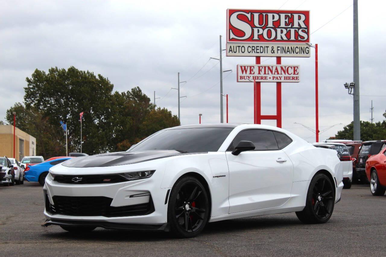 2023 White Chevrolet Camaro 2SS Coupe (1G1FH1R70P0) with an 6.2L V8 455hp 455ft. lbs. 6.2L V8 engine, Automatic 10-Speed transmission, located at 4301 NW 39th , Oklahoma City, OK, 73112, (405) 949-5600, 35.512135, -97.598671 - Hablamos espanol. SPEND SMART --- BUY FROM SUPER SPORTS. ALL PRICES, DOWN PAYMENTS, PAYMENTS, AND FINANCE TERMS ARE NEGOTIABLE AT THE TIME OF APPROVAL. WE WILL WORK WITH YOU TO FIT YOUR BUDGET. WE WILL EVEN LOWER AND ADJUST THE NUMBERS TO HELP MAKE THE VE HICLE MORE AFFORDABLE FOR YOU.- Photo#6