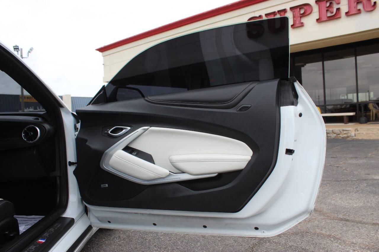 2023 White Chevrolet Camaro 2SS Coupe (1G1FH1R70P0) with an 6.2L V8 455hp 455ft. lbs. 6.2L V8 engine, Automatic 10-Speed transmission, located at 4301 NW 39th , Oklahoma City, OK, 73112, (405) 949-5600, 35.512135, -97.598671 - Hablamos espanol. SPEND SMART --- BUY FROM SUPER SPORTS. ALL PRICES, DOWN PAYMENTS, PAYMENTS, AND FINANCE TERMS ARE NEGOTIABLE AT THE TIME OF APPROVAL. WE WILL WORK WITH YOU TO FIT YOUR BUDGET. WE WILL EVEN LOWER AND ADJUST THE NUMBERS TO HELP MAKE THE VE HICLE MORE AFFORDABLE FOR YOU.- Photo#8