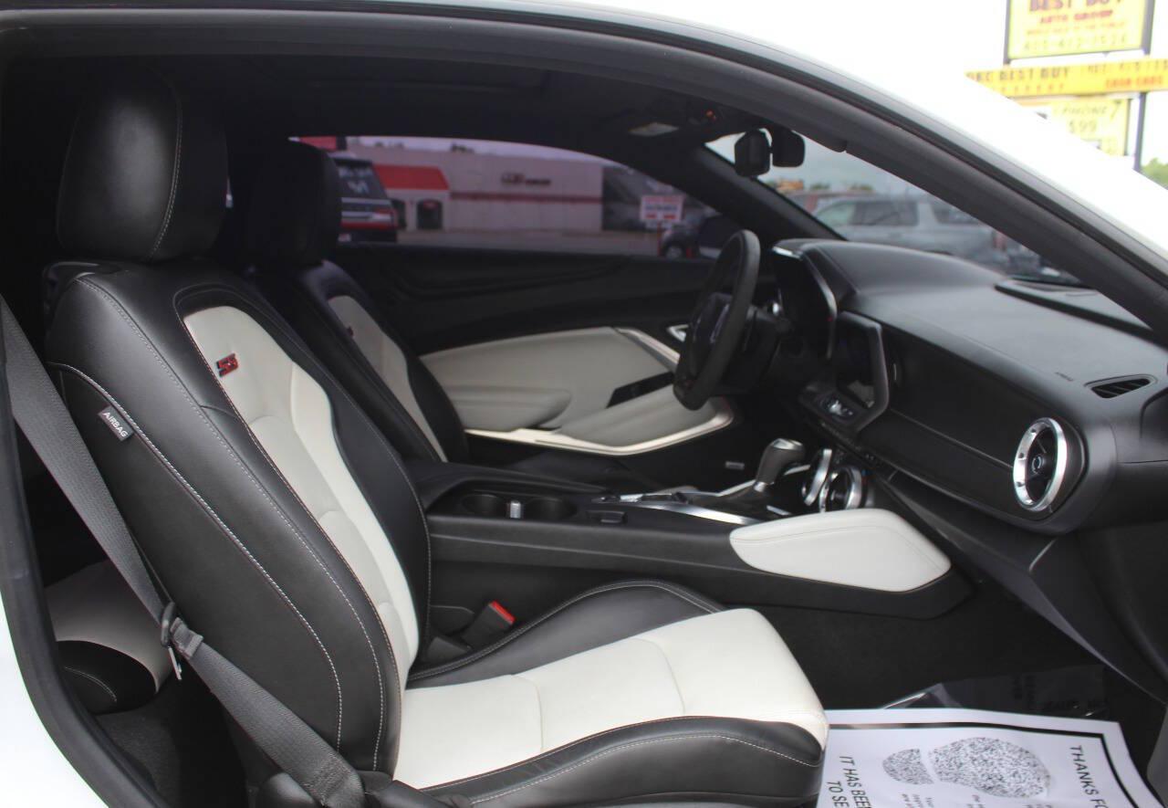 2023 White Chevrolet Camaro 2SS Coupe (1G1FH1R70P0) with an 6.2L V8 455hp 455ft. lbs. 6.2L V8 engine, Automatic 10-Speed transmission, located at 4301 NW 39th , Oklahoma City, OK, 73112, (405) 949-5600, 35.512135, -97.598671 - Hablamos espanol. SPEND SMART --- BUY FROM SUPER SPORTS. ALL PRICES, DOWN PAYMENTS, PAYMENTS, AND FINANCE TERMS ARE NEGOTIABLE AT THE TIME OF APPROVAL. WE WILL WORK WITH YOU TO FIT YOUR BUDGET. WE WILL EVEN LOWER AND ADJUST THE NUMBERS TO HELP MAKE THE VE HICLE MORE AFFORDABLE FOR YOU.- Photo#9