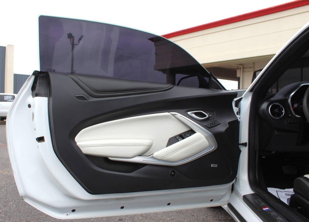 2023 White Chevrolet Camaro 2SS Coupe (1G1FH1R70P0) with an 6.2L V8 455hp 455ft. lbs. 6.2L V8 engine, Automatic 10-Speed transmission, located at 4301 NW 39th , Oklahoma City, OK, 73112, (405) 949-5600, 35.512135, -97.598671 - Hablamos espanol. SPEND SMART --- BUY FROM SUPER SPORTS. ALL PRICES, DOWN PAYMENTS, PAYMENTS, AND FINANCE TERMS ARE NEGOTIABLE AT THE TIME OF APPROVAL. WE WILL WORK WITH YOU TO FIT YOUR BUDGET. WE WILL EVEN LOWER AND ADJUST THE NUMBERS TO HELP MAKE THE VE HICLE MORE AFFORDABLE FOR YOU.- Photo#11
