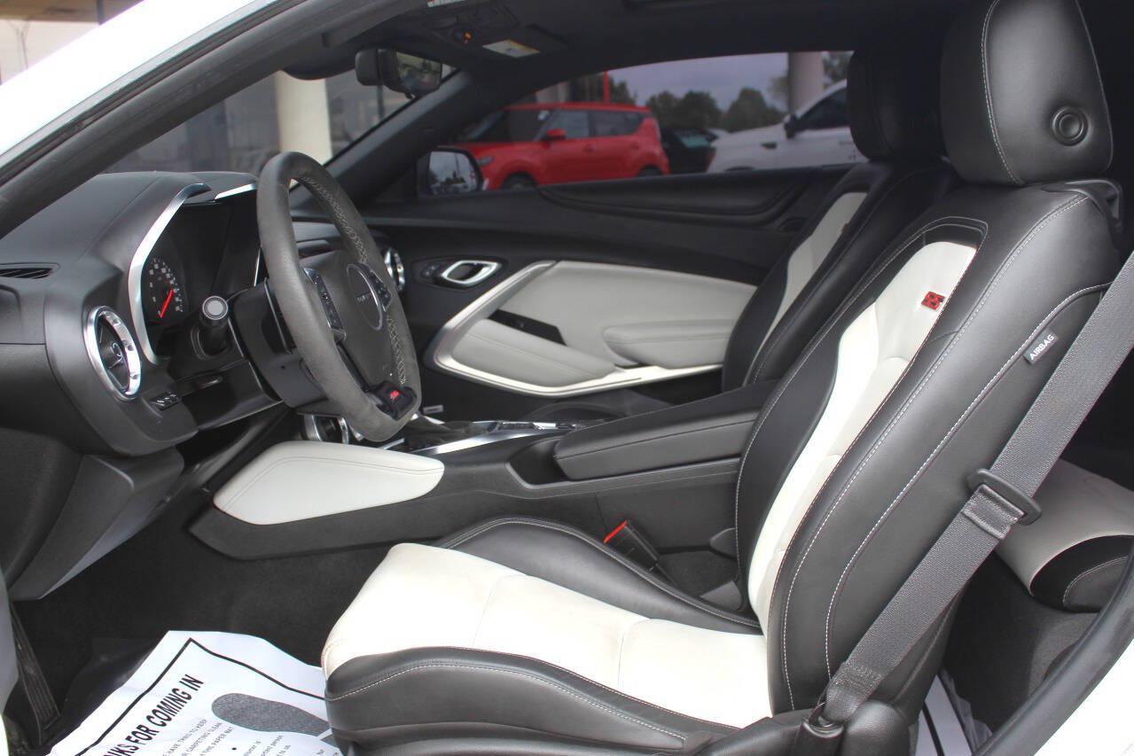2023 White Chevrolet Camaro 2SS Coupe (1G1FH1R70P0) with an 6.2L V8 455hp 455ft. lbs. 6.2L V8 engine, Automatic 10-Speed transmission, located at 4301 NW 39th , Oklahoma City, OK, 73112, (405) 949-5600, 35.512135, -97.598671 - Hablamos espanol. SPEND SMART --- BUY FROM SUPER SPORTS. ALL PRICES, DOWN PAYMENTS, PAYMENTS, AND FINANCE TERMS ARE NEGOTIABLE AT THE TIME OF APPROVAL. WE WILL WORK WITH YOU TO FIT YOUR BUDGET. WE WILL EVEN LOWER AND ADJUST THE NUMBERS TO HELP MAKE THE VE HICLE MORE AFFORDABLE FOR YOU.- Photo#12
