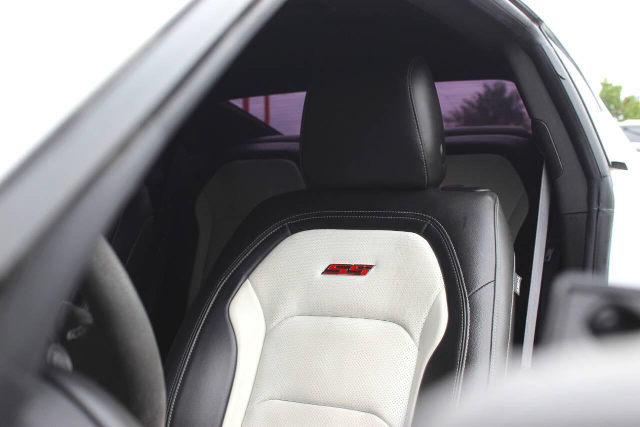 2023 White Chevrolet Camaro 2SS Coupe (1G1FH1R70P0) with an 6.2L V8 455hp 455ft. lbs. 6.2L V8 engine, Automatic 10-Speed transmission, located at 4301 NW 39th , Oklahoma City, OK, 73112, (405) 949-5600, 35.512135, -97.598671 - Hablamos espanol. SPEND SMART --- BUY FROM SUPER SPORTS. ALL PRICES, DOWN PAYMENTS, PAYMENTS, AND FINANCE TERMS ARE NEGOTIABLE AT THE TIME OF APPROVAL. WE WILL WORK WITH YOU TO FIT YOUR BUDGET. WE WILL EVEN LOWER AND ADJUST THE NUMBERS TO HELP MAKE THE VE HICLE MORE AFFORDABLE FOR YOU.- Photo#13