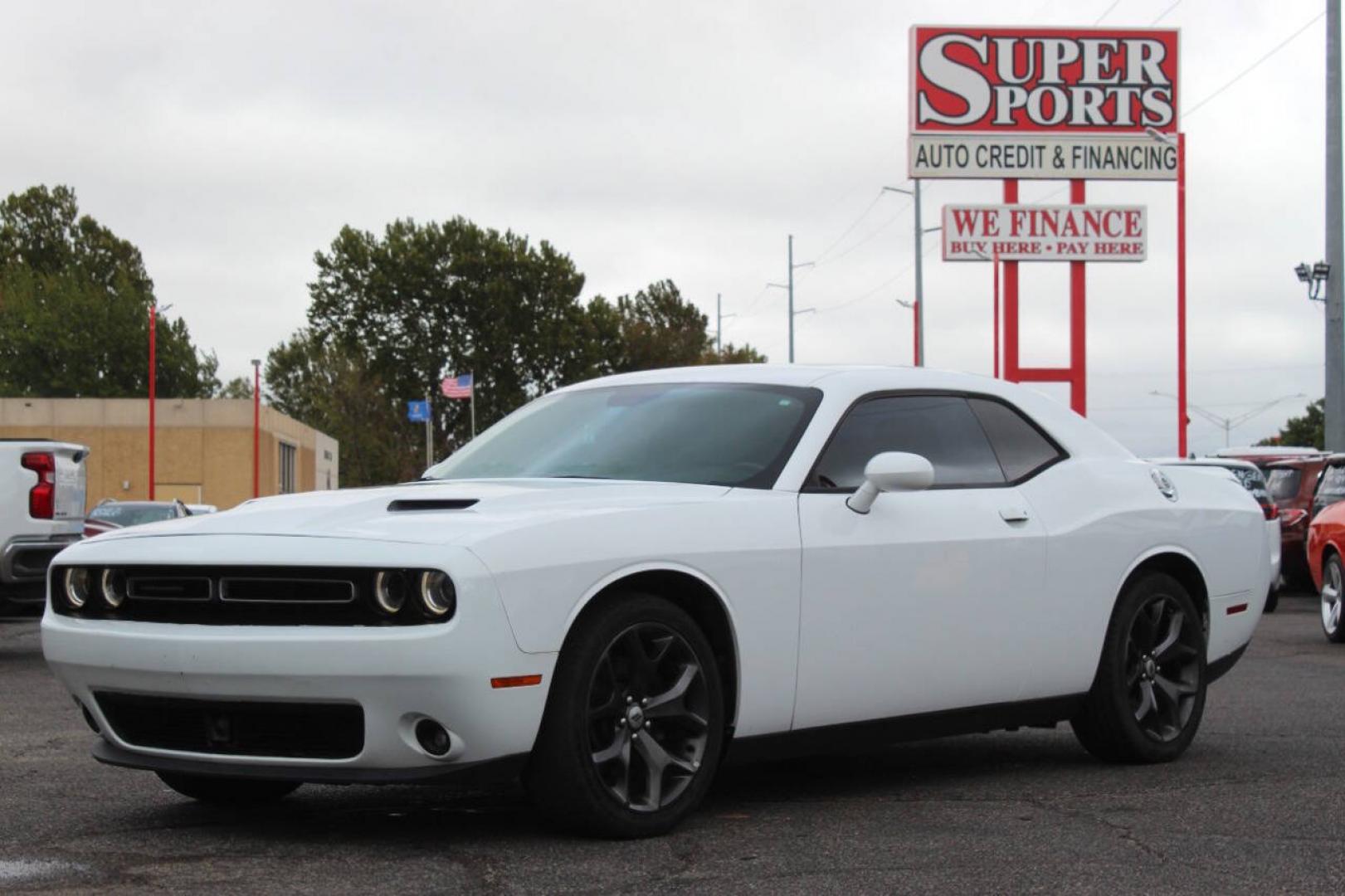 2018 White Dodge Challenger SXT (2C3CDZAG6JH) with an Pentastar 3.6L V6 305hp 268ft. lbs. 3.6L V6 engine, Automatic 8-Speed transmission, located at 4301 NW 39th , Oklahoma City, OK, 73112, (405) 949-5600, 35.512135, -97.598671 - Hablamos espanol. SPEND SMART --- BUY FROM SUPER SPORTS. ALL PRICES, DOWN PAYMENTS, PAYMENTS, AND FINANCE TERMS ARE NEGOTIABLE AT THE TIME OF APPROVAL. WE WILL WORK WITH YOU TO FIT YOUR BUDGET. WE WILL EVEN LOWER AND ADJUST THE NUMBERS TO HELP MAKE THE VE HICLE MORE AFFORDABLE FOR YOU.- Photo#6