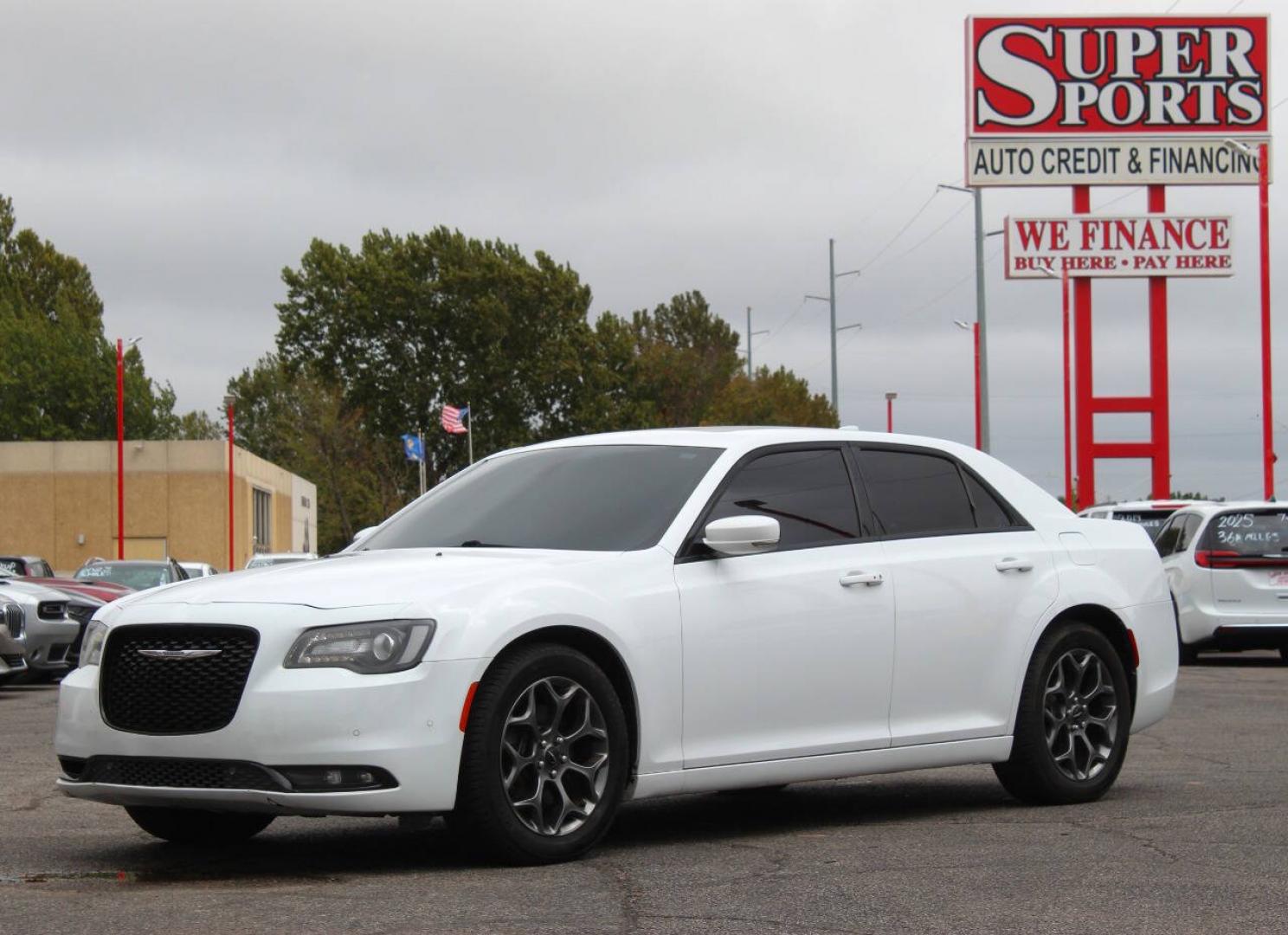 2018 White Chrysler 300 S V6 AWD (2C3CCAGG3JH) with an Pentastar 3.6L V6 300hp 264ft. lbs. 3.6L V6 engine, Automatic 8-Speed transmission, located at 4301 NW 39th , Oklahoma City, OK, 73112, (405) 949-5600, 35.512135, -97.598671 - Hablamos espanol. SPEND SMART --- BUY FROM SUPER SPORTS. ALL PRICES, DOWN PAYMENTS, PAYMENTS, AND FINANCE TERMS ARE NEGOTIABLE AT THE TIME OF APPROVAL. WE WILL WORK WITH YOU TO FIT YOUR BUDGET. WE WILL EVEN LOWER AND ADJUST THE NUMBERS TO HELP MAKE THE VE HICLE MORE AFFORDABLE FOR YOU.- Photo#6