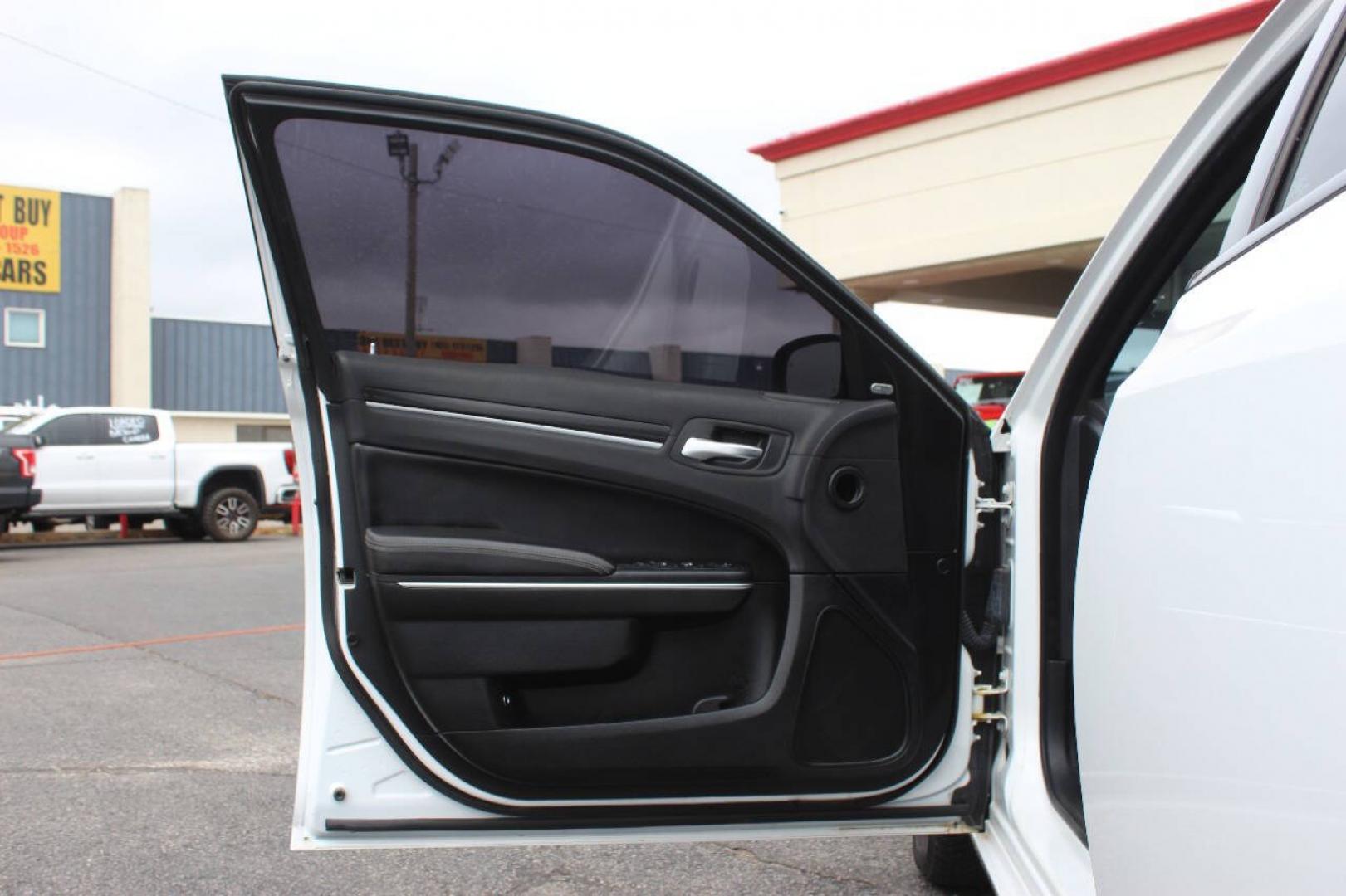 2018 White Chrysler 300 S V6 AWD (2C3CCAGG3JH) with an Pentastar 3.6L V6 300hp 264ft. lbs. 3.6L V6 engine, Automatic 8-Speed transmission, located at 4301 NW 39th , Oklahoma City, OK, 73112, (405) 949-5600, 35.512135, -97.598671 - Hablamos espanol. SPEND SMART --- BUY FROM SUPER SPORTS. ALL PRICES, DOWN PAYMENTS, PAYMENTS, AND FINANCE TERMS ARE NEGOTIABLE AT THE TIME OF APPROVAL. WE WILL WORK WITH YOU TO FIT YOUR BUDGET. WE WILL EVEN LOWER AND ADJUST THE NUMBERS TO HELP MAKE THE VE HICLE MORE AFFORDABLE FOR YOU.- Photo#17