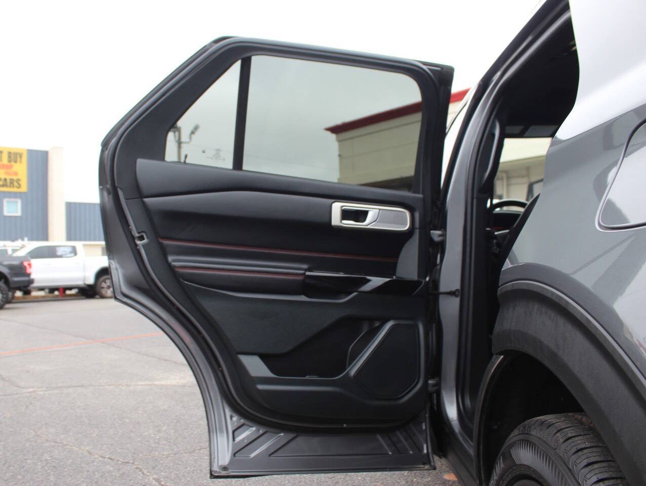 2023 Gray Ford Explorer ST-Line AWD (1FMSK8KH0PG) with an EcoBoost 2.3L Turbo I4 300hp 310ft. lbs. 2.3L I4 engine, Automatic 10-Speed transmission, located at 4301 NW 39th , Oklahoma City, OK, 73112, (405) 949-5600, 35.512135, -97.598671 - Hablamos espanol. SPEND SMART --- BUY FROM SUPER SPORTS. ALL PRICES, DOWN PAYMENTS, PAYMENTS, AND FINANCE TERMS ARE NEGOTIABLE AT THE TIME OF APPROVAL. WE WILL WORK WITH YOU TO FIT YOUR BUDGET. WE WILL EVEN LOWER AND ADJUST THE NUMBERS TO HELP MAKE THE VE HICLE MORE AFFORDABLE FOR YOU.- Photo#16