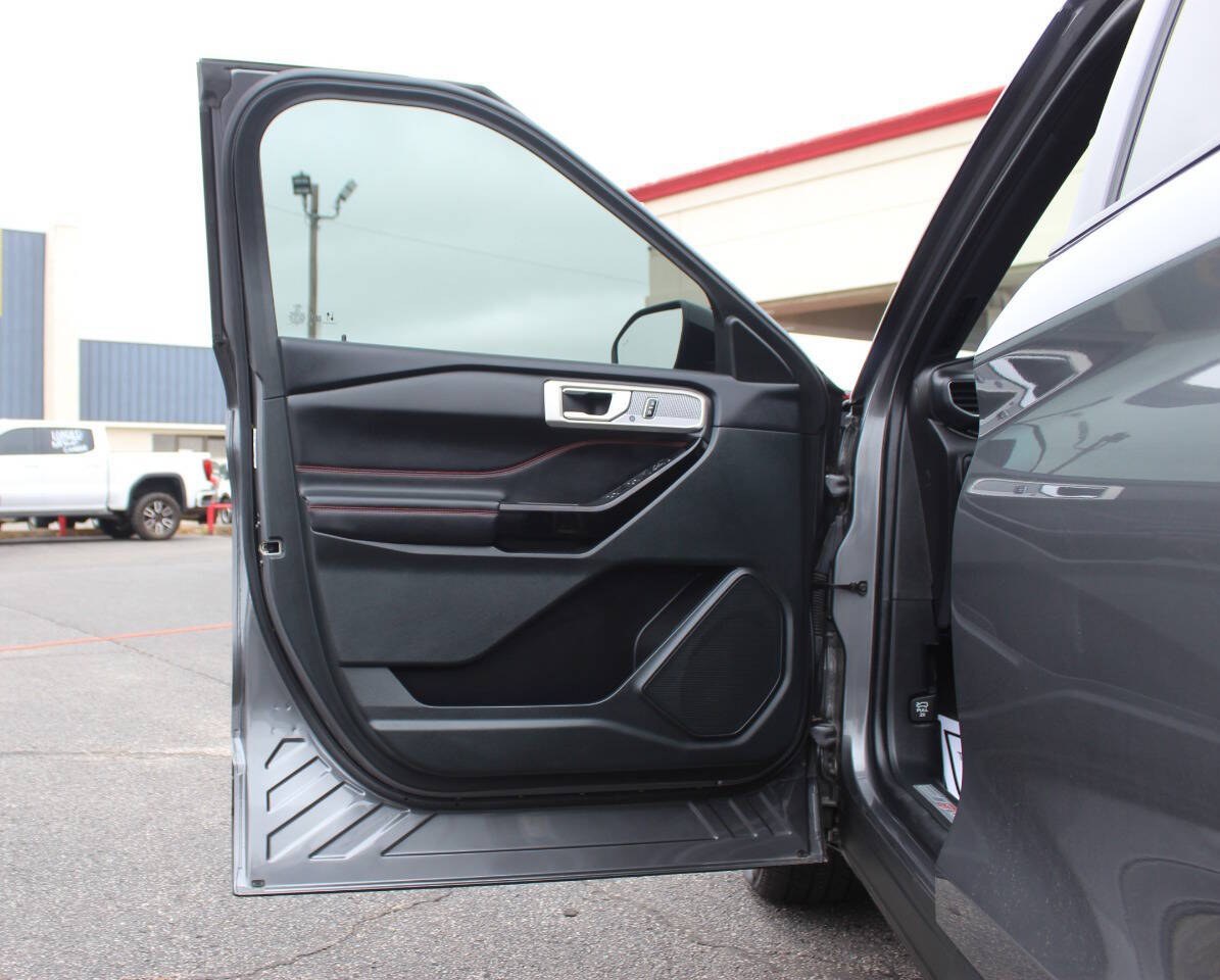 2023 Gray Ford Explorer ST-Line AWD (1FMSK8KH0PG) with an EcoBoost 2.3L Turbo I4 300hp 310ft. lbs. 2.3L I4 engine, Automatic 10-Speed transmission, located at 4301 NW 39th , Oklahoma City, OK, 73112, (405) 949-5600, 35.512135, -97.598671 - Hablamos espanol. SPEND SMART --- BUY FROM SUPER SPORTS. ALL PRICES, DOWN PAYMENTS, PAYMENTS, AND FINANCE TERMS ARE NEGOTIABLE AT THE TIME OF APPROVAL. WE WILL WORK WITH YOU TO FIT YOUR BUDGET. WE WILL EVEN LOWER AND ADJUST THE NUMBERS TO HELP MAKE THE VE HICLE MORE AFFORDABLE FOR YOU.- Photo#17