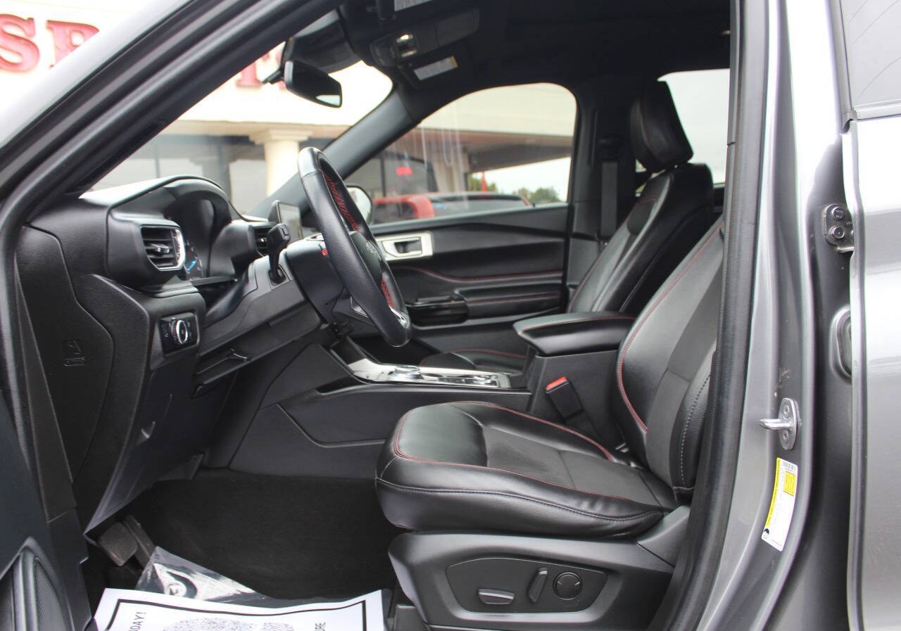 2023 Gray Ford Explorer ST-Line AWD (1FMSK8KH0PG) with an EcoBoost 2.3L Turbo I4 300hp 310ft. lbs. 2.3L I4 engine, Automatic 10-Speed transmission, located at 4301 NW 39th , Oklahoma City, OK, 73112, (405) 949-5600, 35.512135, -97.598671 - Hablamos espanol. SPEND SMART --- BUY FROM SUPER SPORTS. ALL PRICES, DOWN PAYMENTS, PAYMENTS, AND FINANCE TERMS ARE NEGOTIABLE AT THE TIME OF APPROVAL. WE WILL WORK WITH YOU TO FIT YOUR BUDGET. WE WILL EVEN LOWER AND ADJUST THE NUMBERS TO HELP MAKE THE VE HICLE MORE AFFORDABLE FOR YOU.- Photo#18
