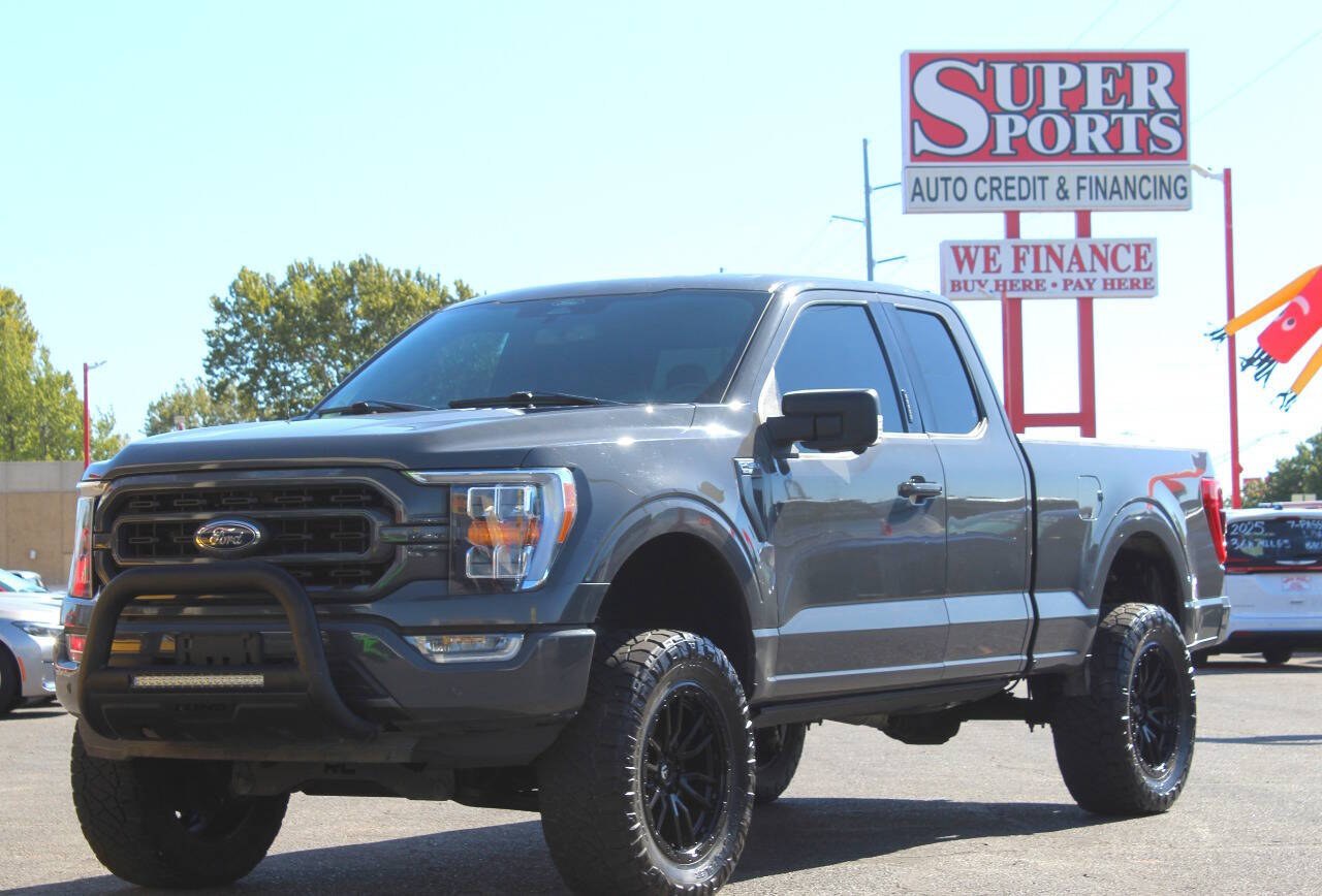 2021 Gray Ford F-150 Lariat SuperCab 6.5-ft. 4WD (1FTFX1E54MK) with an 5.0L Flex Fuel V8 400hp 410ft. lbs. 5.0L V8 engine, Automatic 10-Speed transmission, located at 4301 NW 39th , Oklahoma City, OK, 73112, (405) 949-5600, 35.512135, -97.598671 - Hablamos espanol. SPEND SMART --- BUY FROM SUPER SPORTS. ALL PRICES, DOWN PAYMENTS, PAYMENTS, AND FINANCE TERMS ARE NEGOTIABLE AT THE TIME OF APPROVAL. WE WILL WORK WITH YOU TO FIT YOUR BUDGET. WE WILL EVEN LOWER AND ADJUST THE NUMBERS TO HELP MAKE THE VE HICLE MORE AFFORDABLE FOR YOU.- Photo#6