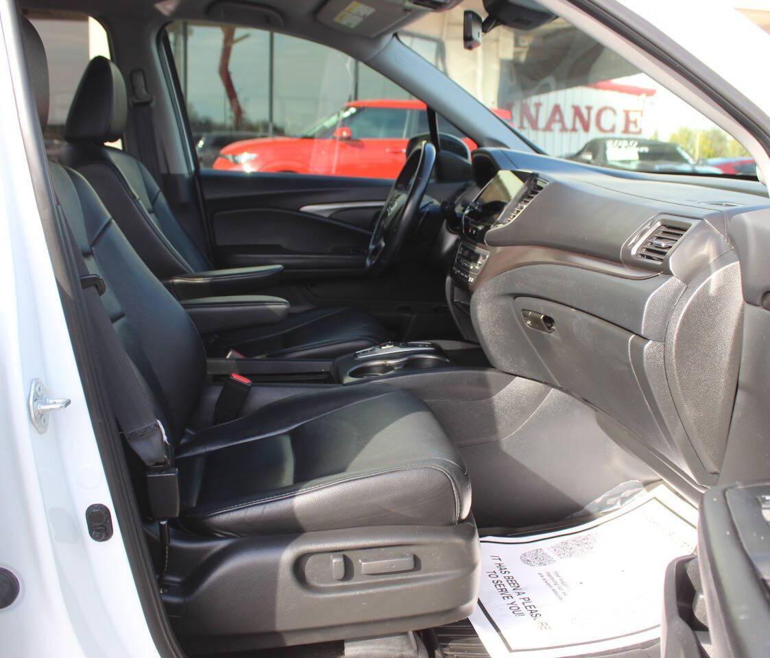 2021 White Honda Pilot EXL 2WD (5FNYF5H55MB) with an 3.5L V6 280hp 262ft. lbs. 3.5L V6 engine, Automatic 9-Speed transmission, located at 4301 NW 39th , Oklahoma City, OK, 73112, (405) 949-5600, 35.512135, -97.598671 - Hablamos espanol. SPEND SMART --- BUY FROM SUPER SPORTS. ALL PRICES, DOWN PAYMENTS, PAYMENTS, AND FINANCE TERMS ARE NEGOTIABLE AT THE TIME OF APPROVAL. WE WILL WORK WITH YOU TO FIT YOUR BUDGET. WE WILL EVEN LOWER AND ADJUST THE NUMBERS TO HELP MAKE THE VEHICLE MORE AFFORDABLE FOR YOU.- Photo#8