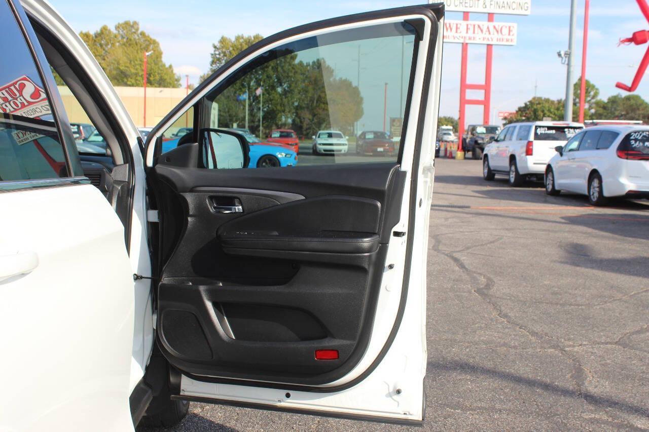2021 White Honda Pilot EXL 2WD (5FNYF5H55MB) with an 3.5L V6 280hp 262ft. lbs. 3.5L V6 engine, Automatic 9-Speed transmission, located at 4301 NW 39th , Oklahoma City, OK, 73112, (405) 949-5600, 35.512135, -97.598671 - Hablamos espanol. SPEND SMART --- BUY FROM SUPER SPORTS. ALL PRICES, DOWN PAYMENTS, PAYMENTS, AND FINANCE TERMS ARE NEGOTIABLE AT THE TIME OF APPROVAL. WE WILL WORK WITH YOU TO FIT YOUR BUDGET. WE WILL EVEN LOWER AND ADJUST THE NUMBERS TO HELP MAKE THE VEHICLE MORE AFFORDABLE FOR YOU.- Photo#9