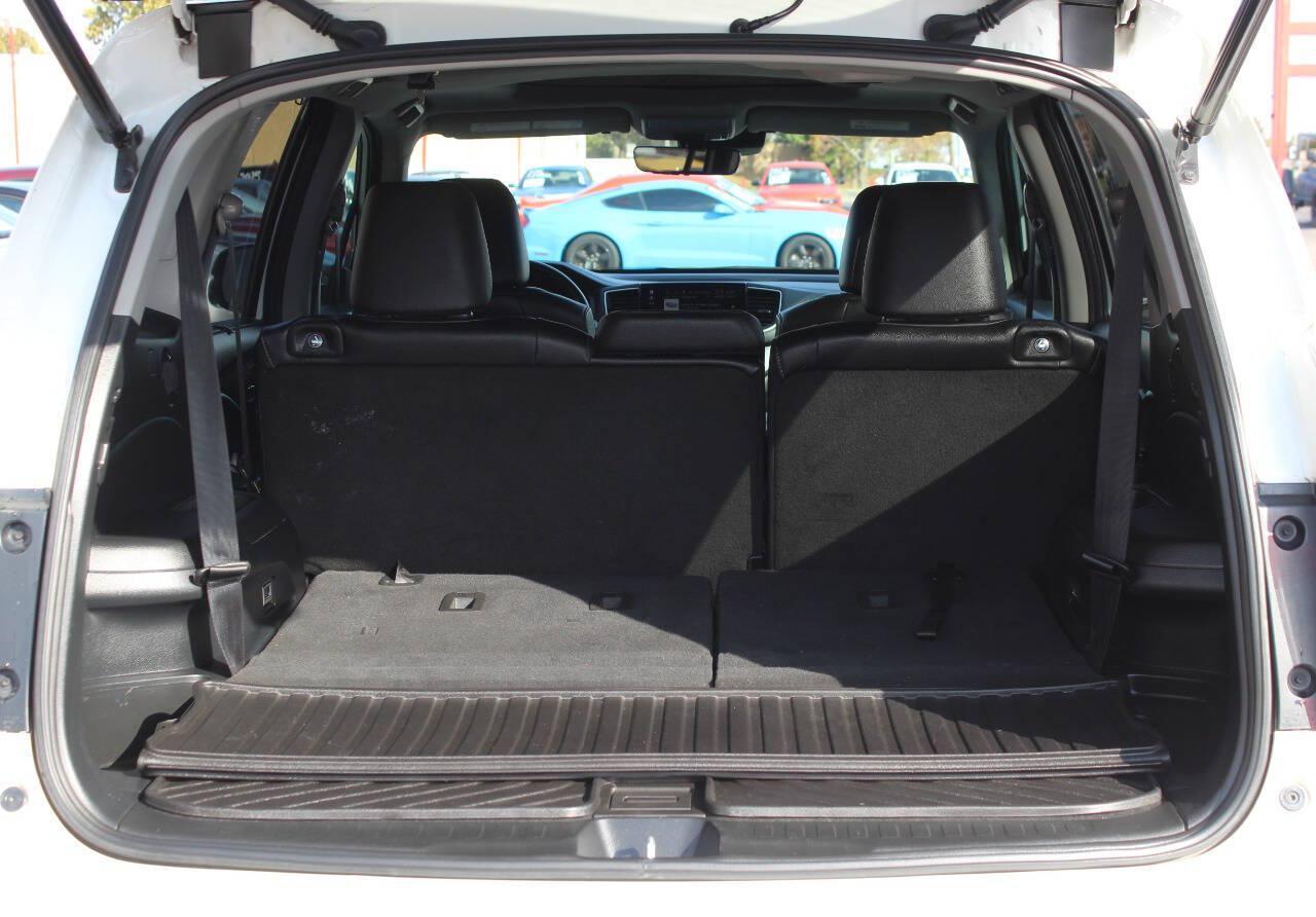 2021 White Honda Pilot EXL 2WD (5FNYF5H55MB) with an 3.5L V6 280hp 262ft. lbs. 3.5L V6 engine, Automatic 9-Speed transmission, located at 4301 NW 39th , Oklahoma City, OK, 73112, (405) 949-5600, 35.512135, -97.598671 - Hablamos espanol. SPEND SMART --- BUY FROM SUPER SPORTS. ALL PRICES, DOWN PAYMENTS, PAYMENTS, AND FINANCE TERMS ARE NEGOTIABLE AT THE TIME OF APPROVAL. WE WILL WORK WITH YOU TO FIT YOUR BUDGET. WE WILL EVEN LOWER AND ADJUST THE NUMBERS TO HELP MAKE THE VEHICLE MORE AFFORDABLE FOR YOU.- Photo#13