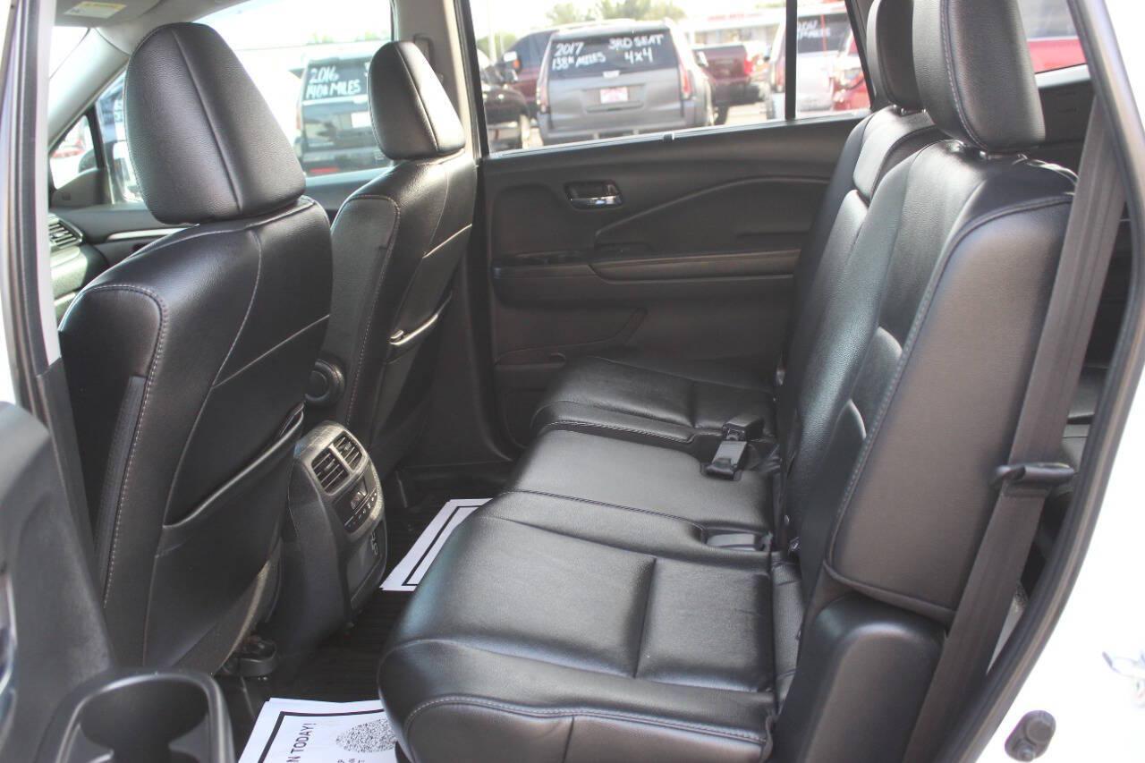 2021 White Honda Pilot EXL 2WD (5FNYF5H55MB) with an 3.5L V6 280hp 262ft. lbs. 3.5L V6 engine, Automatic 9-Speed transmission, located at 4301 NW 39th , Oklahoma City, OK, 73112, (405) 949-5600, 35.512135, -97.598671 - Hablamos espanol. SPEND SMART --- BUY FROM SUPER SPORTS. ALL PRICES, DOWN PAYMENTS, PAYMENTS, AND FINANCE TERMS ARE NEGOTIABLE AT THE TIME OF APPROVAL. WE WILL WORK WITH YOU TO FIT YOUR BUDGET. WE WILL EVEN LOWER AND ADJUST THE NUMBERS TO HELP MAKE THE VEHICLE MORE AFFORDABLE FOR YOU.- Photo#16