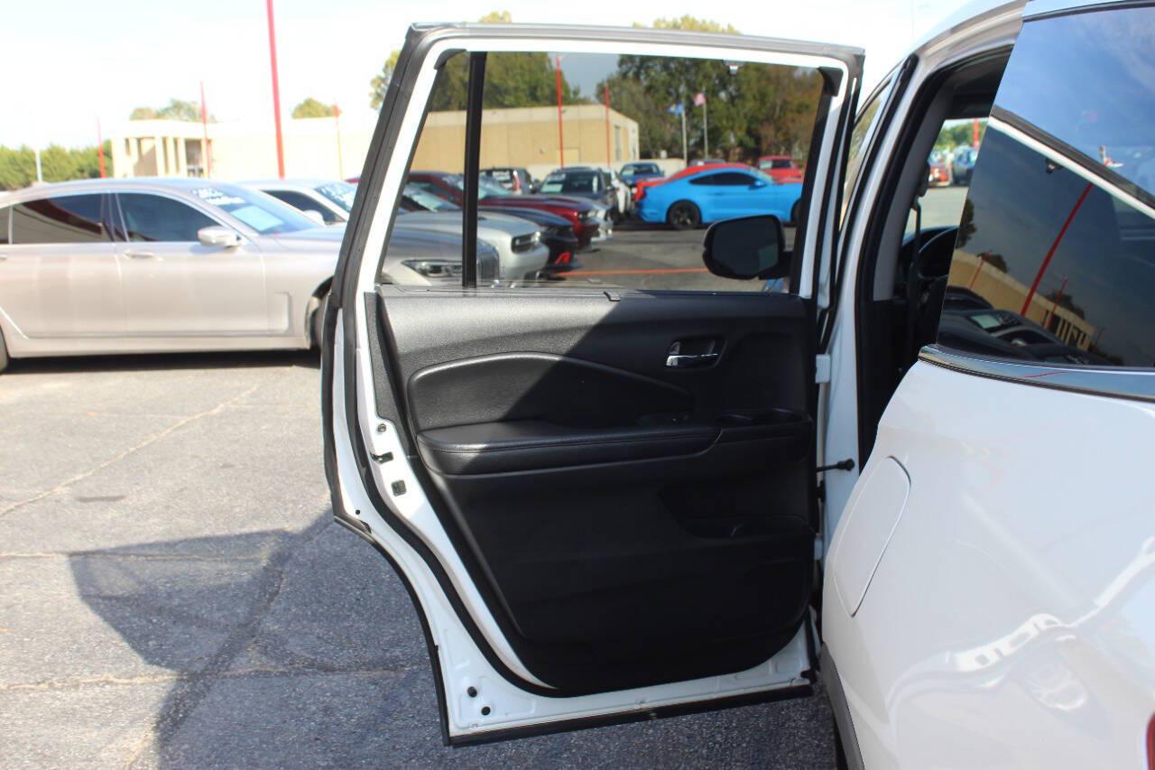 2021 White Honda Pilot EXL 2WD (5FNYF5H55MB) with an 3.5L V6 280hp 262ft. lbs. 3.5L V6 engine, Automatic 9-Speed transmission, located at 4301 NW 39th , Oklahoma City, OK, 73112, (405) 949-5600, 35.512135, -97.598671 - Hablamos espanol. SPEND SMART --- BUY FROM SUPER SPORTS. ALL PRICES, DOWN PAYMENTS, PAYMENTS, AND FINANCE TERMS ARE NEGOTIABLE AT THE TIME OF APPROVAL. WE WILL WORK WITH YOU TO FIT YOUR BUDGET. WE WILL EVEN LOWER AND ADJUST THE NUMBERS TO HELP MAKE THE VEHICLE MORE AFFORDABLE FOR YOU.- Photo#17