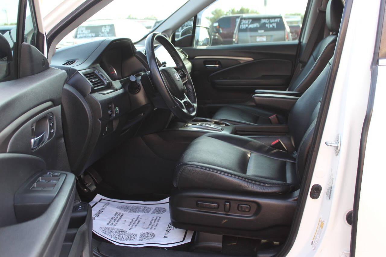 2021 White Honda Pilot EXL 2WD (5FNYF5H55MB) with an 3.5L V6 280hp 262ft. lbs. 3.5L V6 engine, Automatic 9-Speed transmission, located at 4301 NW 39th , Oklahoma City, OK, 73112, (405) 949-5600, 35.512135, -97.598671 - Hablamos espanol. SPEND SMART --- BUY FROM SUPER SPORTS. ALL PRICES, DOWN PAYMENTS, PAYMENTS, AND FINANCE TERMS ARE NEGOTIABLE AT THE TIME OF APPROVAL. WE WILL WORK WITH YOU TO FIT YOUR BUDGET. WE WILL EVEN LOWER AND ADJUST THE NUMBERS TO HELP MAKE THE VEHICLE MORE AFFORDABLE FOR YOU.- Photo#18