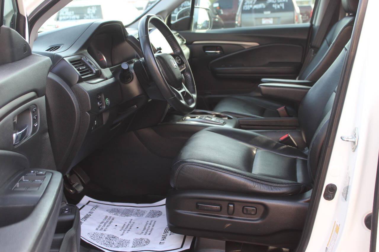 2021 White Honda Pilot EXL 2WD (5FNYF5H55MB) with an 3.5L V6 280hp 262ft. lbs. 3.5L V6 engine, Automatic 9-Speed transmission, located at 4301 NW 39th , Oklahoma City, OK, 73112, (405) 949-5600, 35.512135, -97.598671 - Hablamos espanol. SPEND SMART --- BUY FROM SUPER SPORTS. ALL PRICES, DOWN PAYMENTS, PAYMENTS, AND FINANCE TERMS ARE NEGOTIABLE AT THE TIME OF APPROVAL. WE WILL WORK WITH YOU TO FIT YOUR BUDGET. WE WILL EVEN LOWER AND ADJUST THE NUMBERS TO HELP MAKE THE VEHICLE MORE AFFORDABLE FOR YOU.- Photo#19
