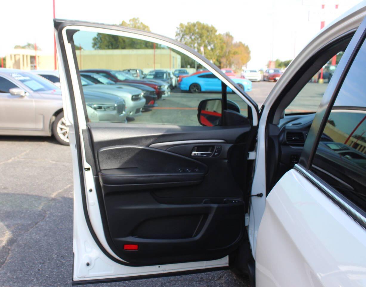 2021 White Honda Pilot EXL 2WD (5FNYF5H55MB) with an 3.5L V6 280hp 262ft. lbs. 3.5L V6 engine, Automatic 9-Speed transmission, located at 4301 NW 39th , Oklahoma City, OK, 73112, (405) 949-5600, 35.512135, -97.598671 - Hablamos espanol. SPEND SMART --- BUY FROM SUPER SPORTS. ALL PRICES, DOWN PAYMENTS, PAYMENTS, AND FINANCE TERMS ARE NEGOTIABLE AT THE TIME OF APPROVAL. WE WILL WORK WITH YOU TO FIT YOUR BUDGET. WE WILL EVEN LOWER AND ADJUST THE NUMBERS TO HELP MAKE THE VEHICLE MORE AFFORDABLE FOR YOU.- Photo#20